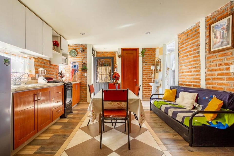 Kitchen or kitchenette, Dining area, oven