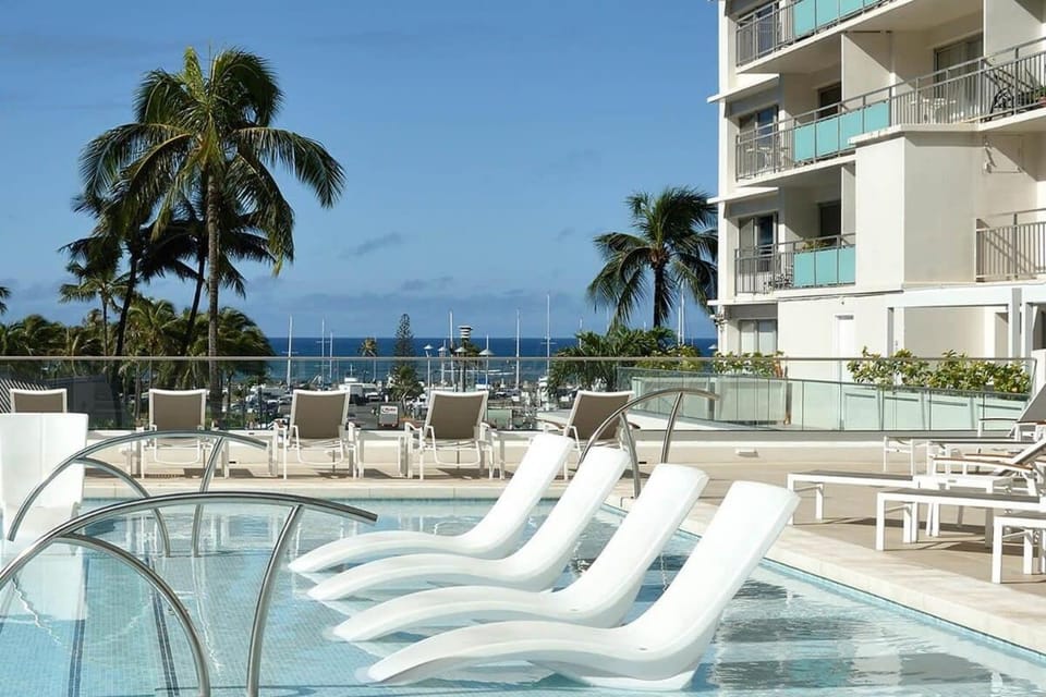 Marbella Lane - Executive Suite Steps to Beach House in Honolulu
