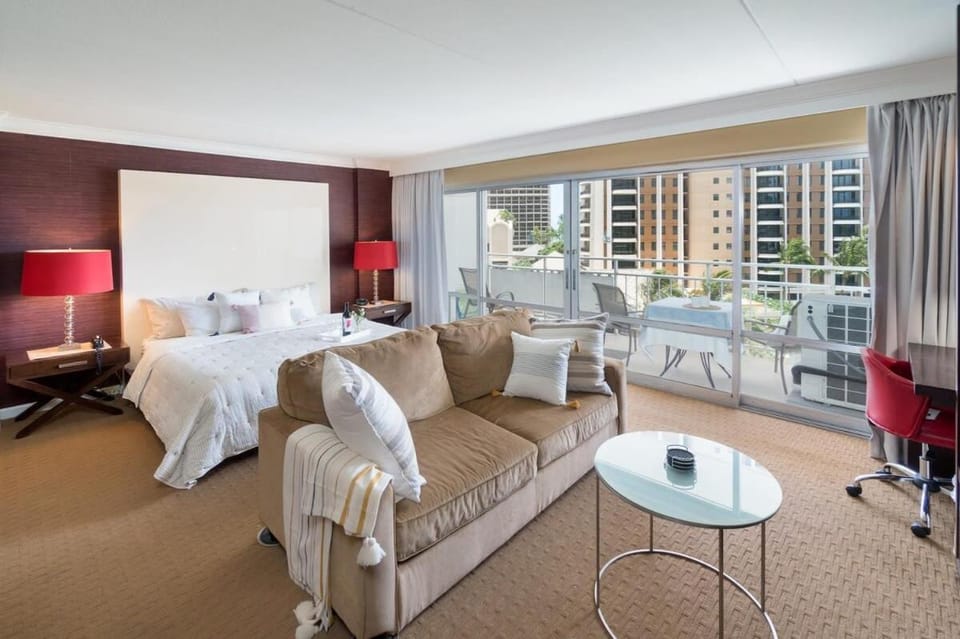Marbella Lane - Executive Suite Steps to Beach House in Honolulu