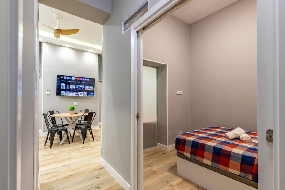 Bed, TV and multimedia, Photo of the whole room, Dining area, Bedroom