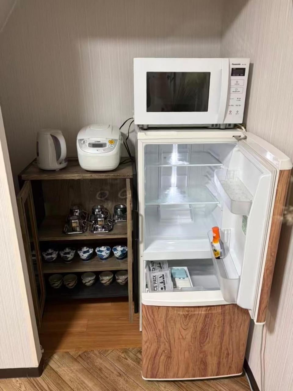 Kitchen or kitchenette, oven