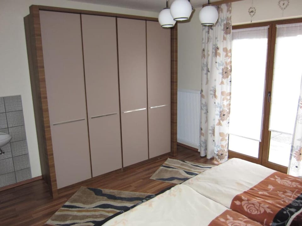 Photo of the whole room, Bedroom, wardrobe