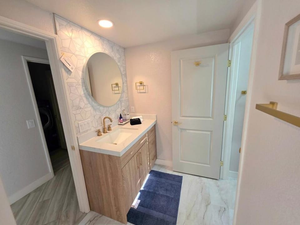 Modern Residence with Mountain Views House in Rancho Bernardo