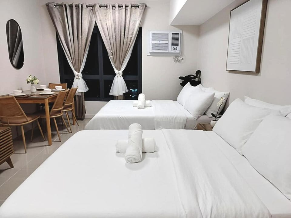 Bed, Seating area, towels