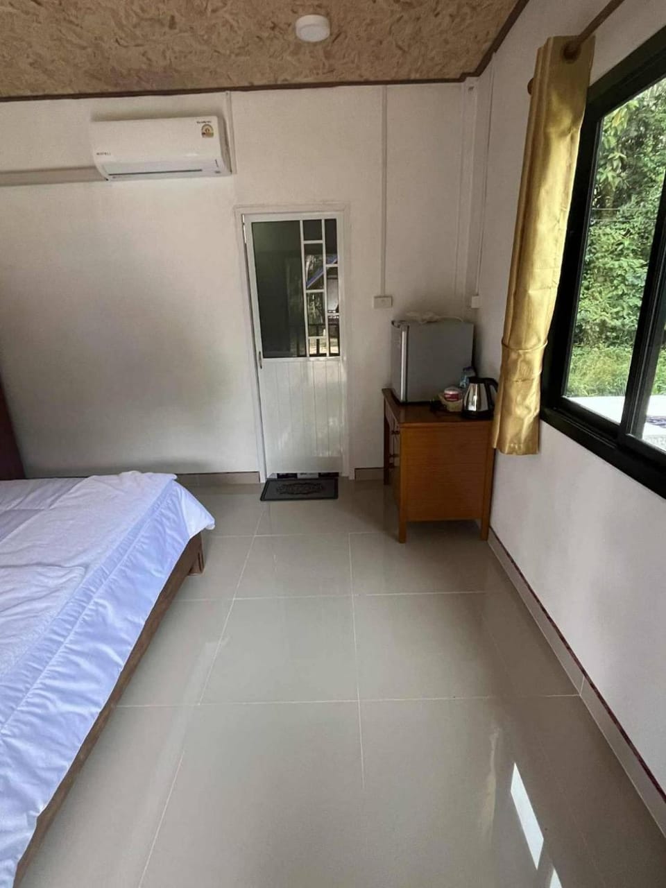 Photo of the whole room, Bedroom, air conditioner