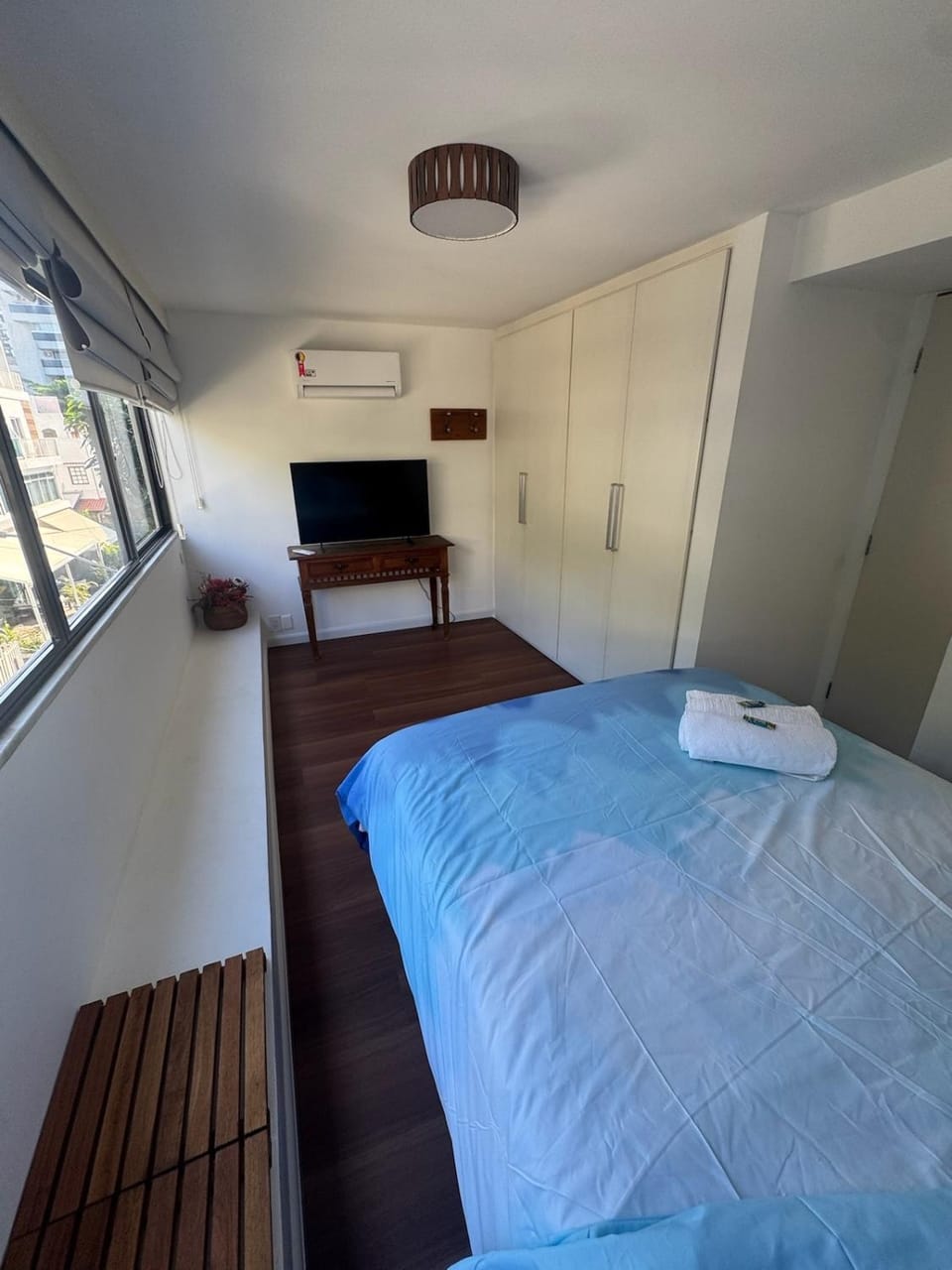 Bed, TV and multimedia, Photo of the whole room, Bedroom, towels, wardrobe, air conditioner