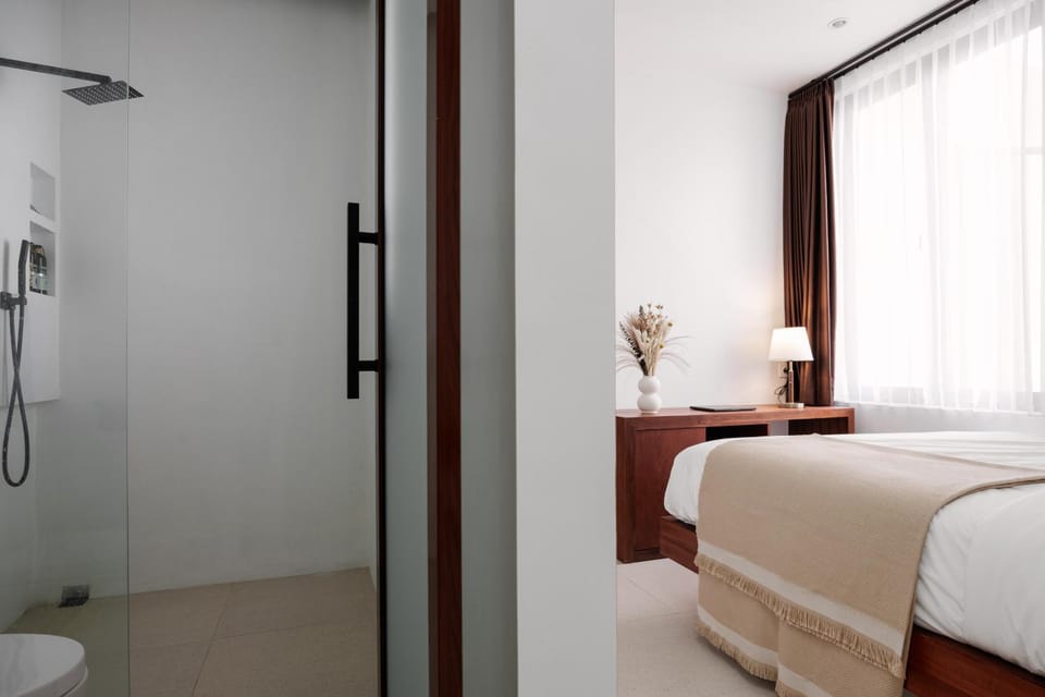 Shower, Toilet, Bed, Bathroom, Photo of the whole room, Bedroom