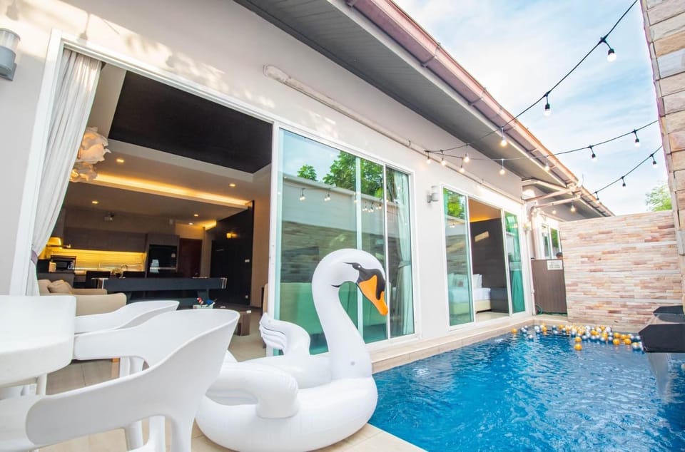 Moon Roxy Poolvilla Pattaya บ้านพักพูลวิลล่า พัทยา Villa in Pattaya City