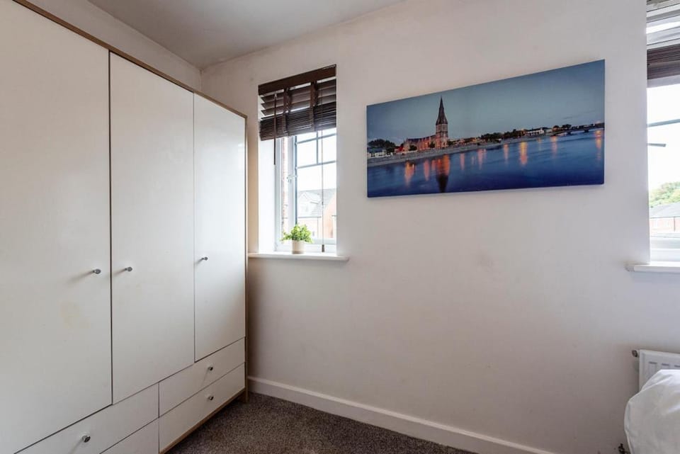 Entire 2-bed house in Stoke-on-trent Apartment in Newcastle-under-Lyme