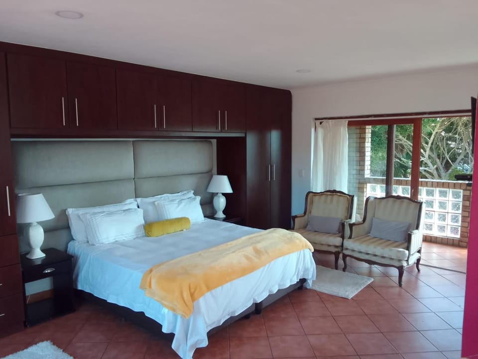 Bed, Photo of the whole room, Seating area, Bedroom