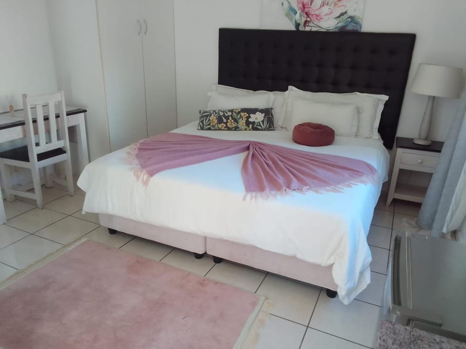 Bed, TV and multimedia, Bedroom