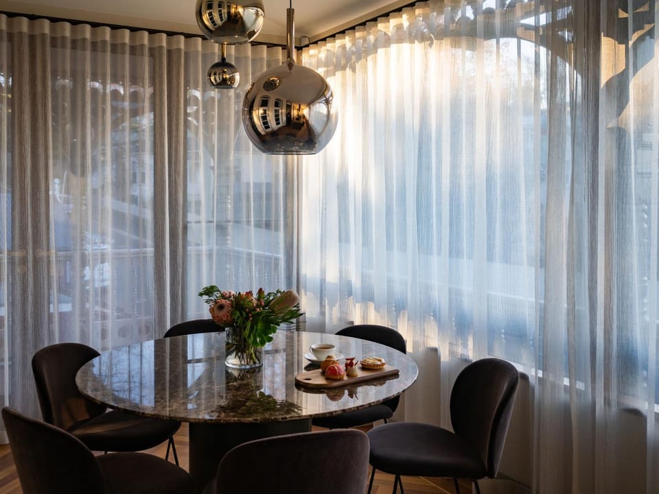 Food and drinks, Seating area, Dining area, Food