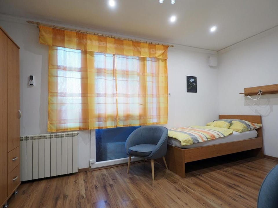 Photo of the whole room, Bedroom