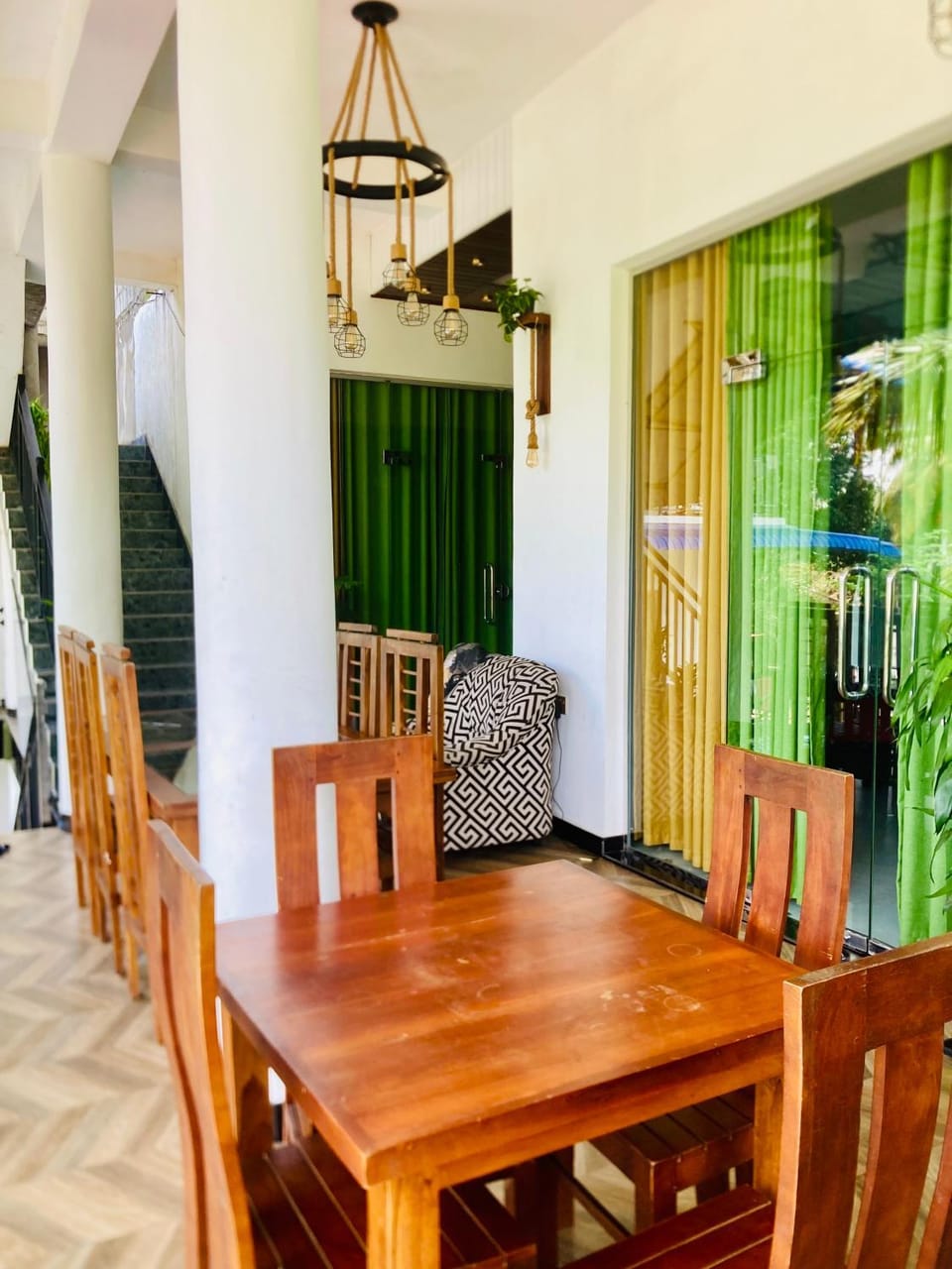 Seating area, Dining area