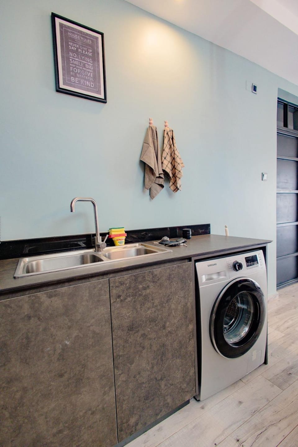 Kitchen or kitchenette, washing machine