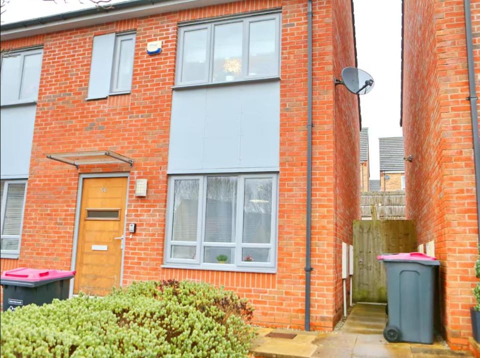 Modern Two-Bedroom House Close to City Centre Apartment in Prestwich