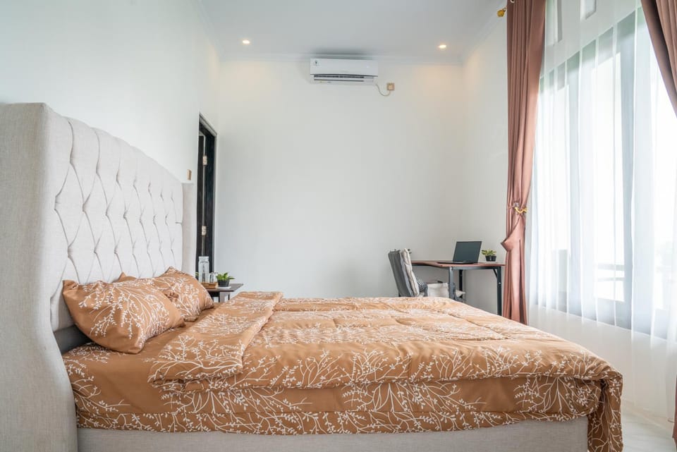 Bed, Photo of the whole room, Bedroom, air conditioner
