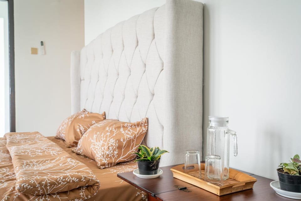 Bed, Bedroom, Drinks