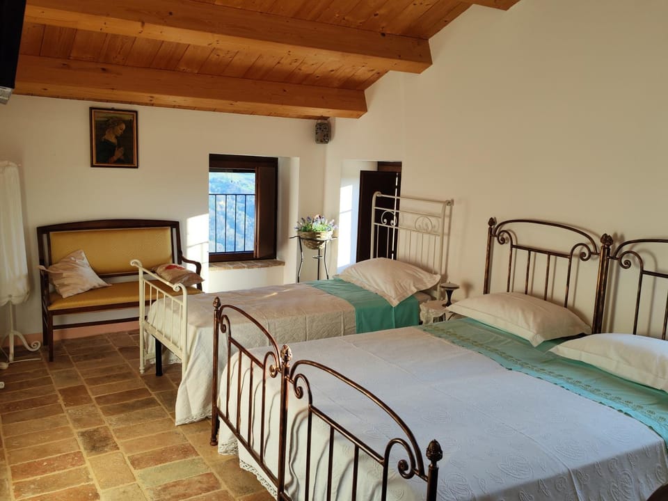 GrazieSole Agriturismo mattone upstairs e downstairs Farm Stay in Marche