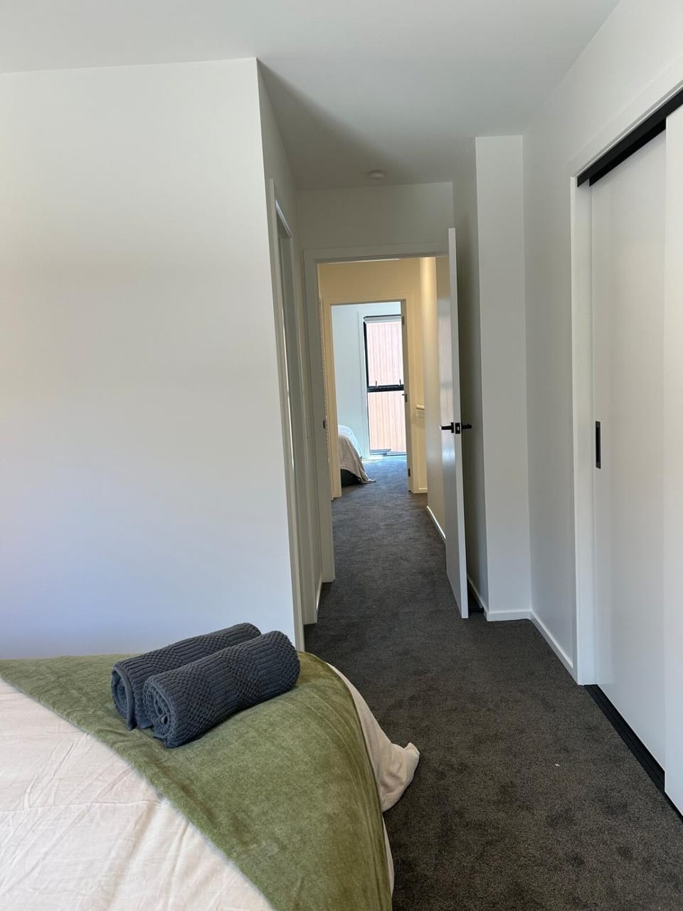 SouthernStaysBnb - Stylish home minutes from airport-shops-dining - free bikes House in Queenstown