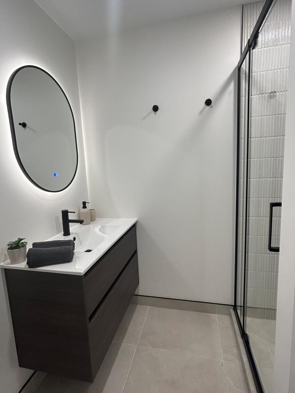 SouthernStaysBnb - Stylish home minutes from airport-shops-dining - free bikes House in Queenstown