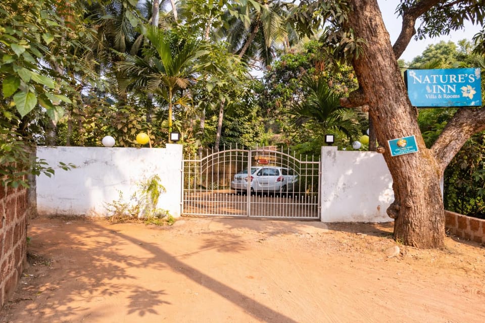 Facade/entrance, Day, Street view, Parking