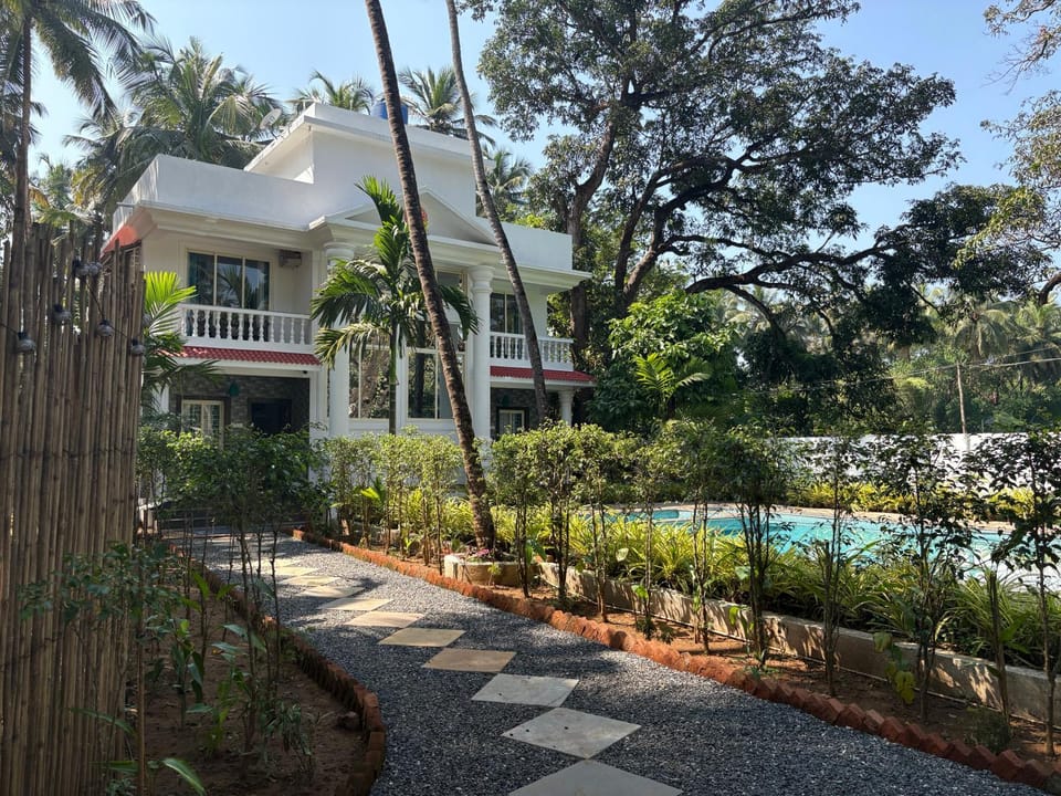 Property building, Day, Natural landscape, Garden, Garden view, Pool view