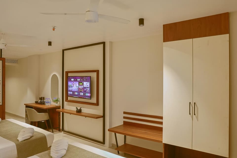 Bed, TV and multimedia, wardrobe
