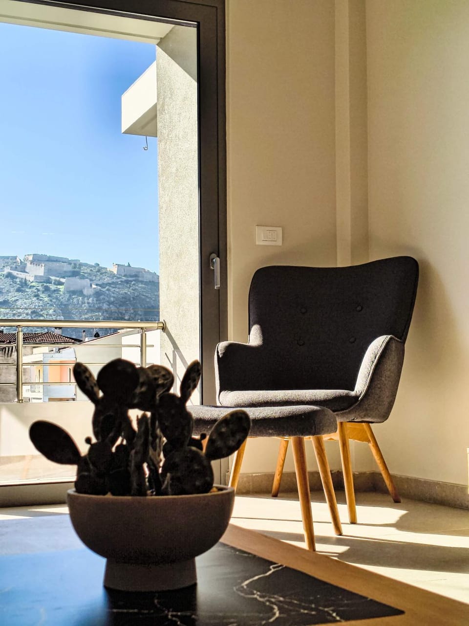 Balcony/Terrace, Living room, Mountain view