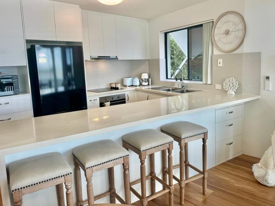 Kitchen or kitchenette, Seating area, dishwasher, oven, stove, toaster