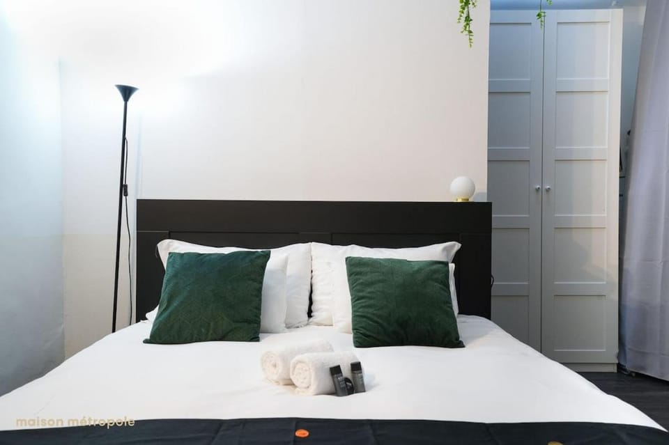Bed, Photo of the whole room, Bedroom, towels