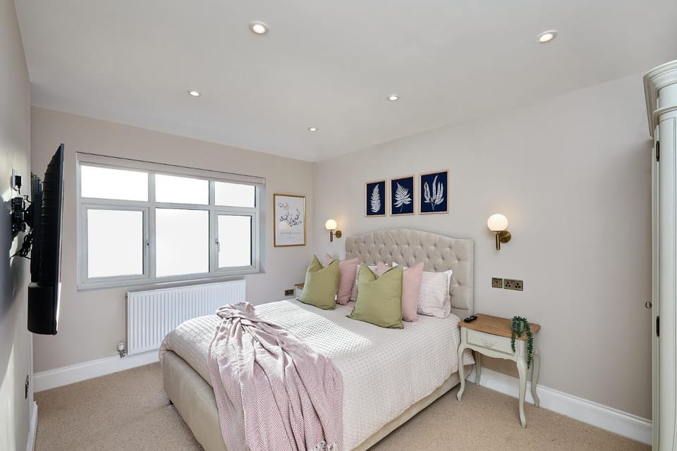 Bed, TV and multimedia, Photo of the whole room, Bedroom