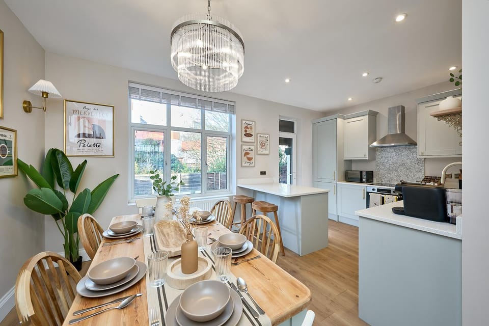 Kitchen or kitchenette, Dining area, stove