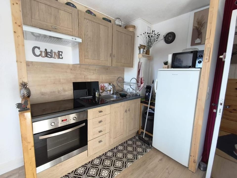 Kitchen or kitchenette, oven, toaster