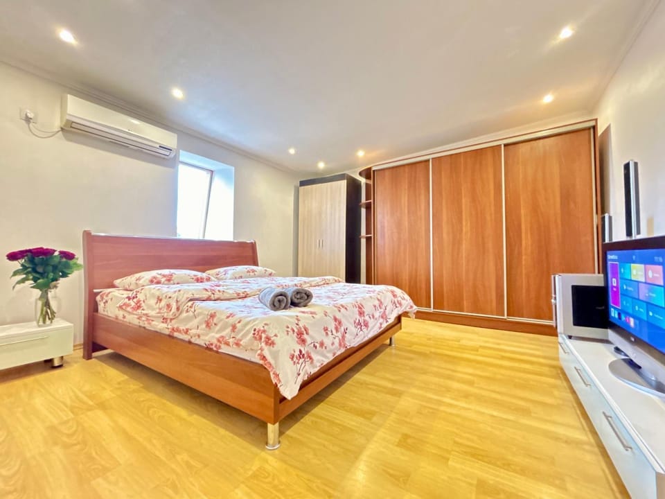 Communal lounge/ TV room, Bed, TV and multimedia, Bedroom, wardrobe, air conditioner