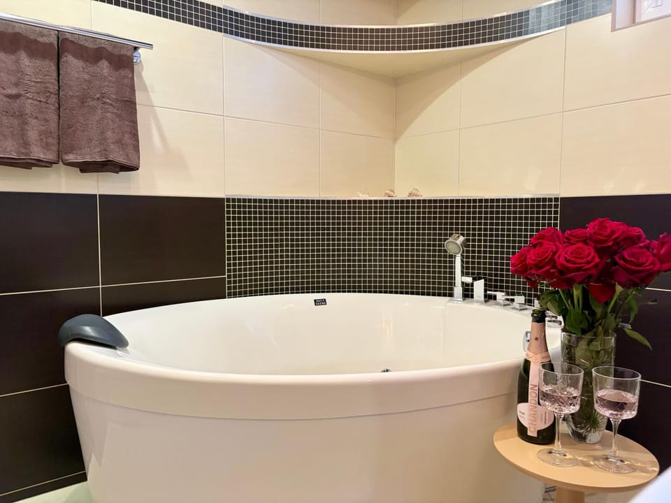 Hot Tub, Bathroom, Bath, towels