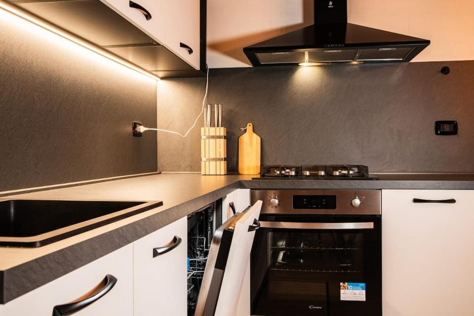 Kitchen or kitchenette, dishwasher, stove