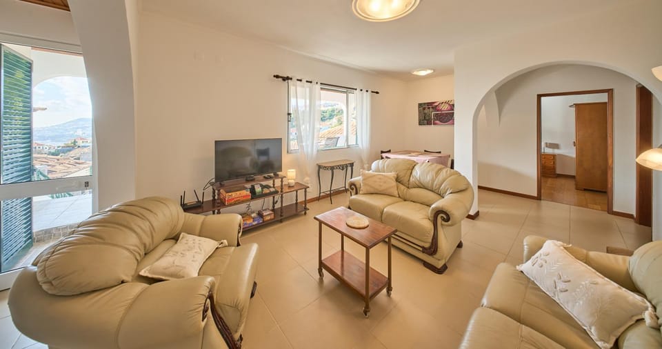 TV and multimedia, Living room, Seating area, Evening entertainment