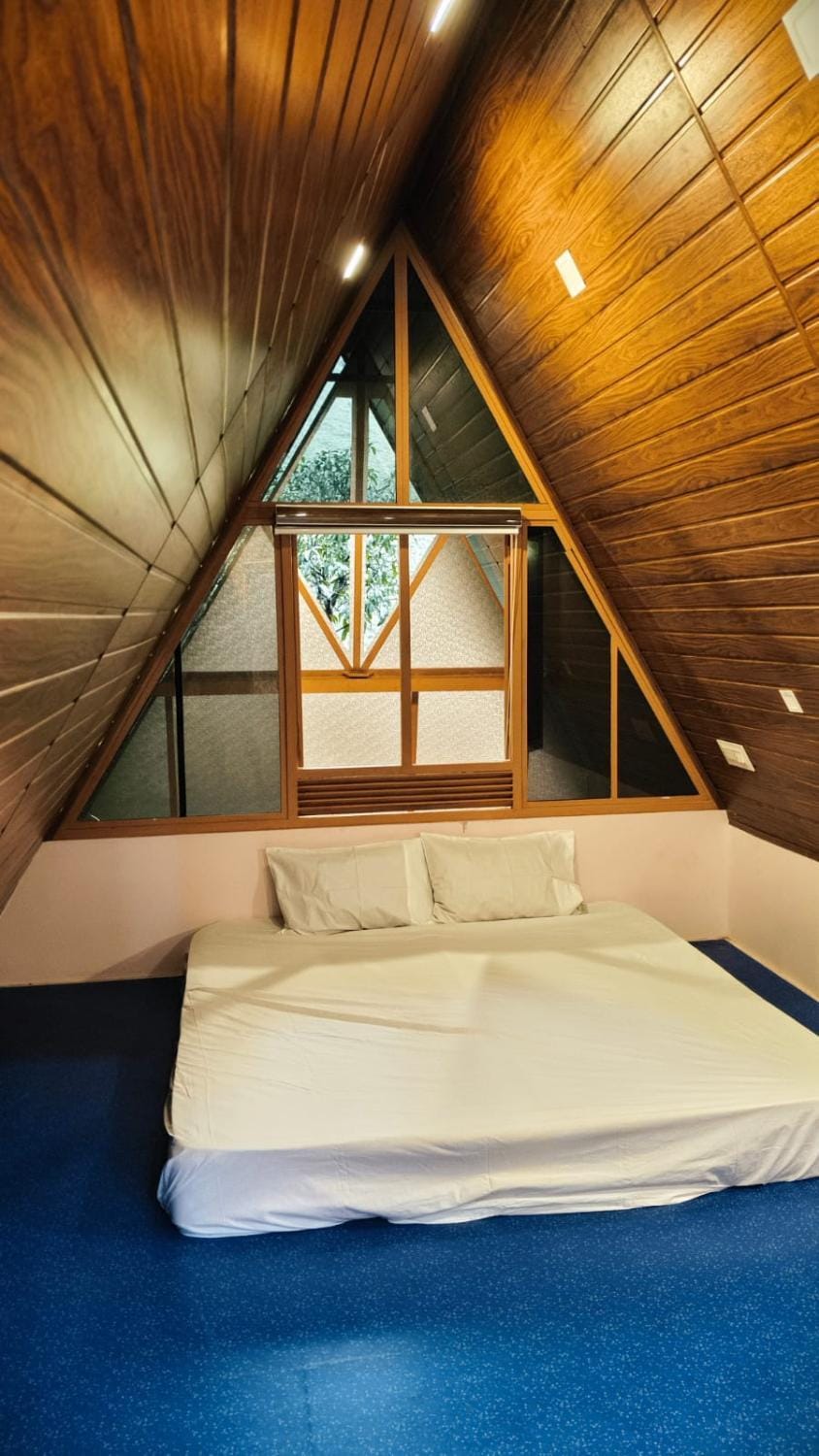 Bedroom, Mountain view