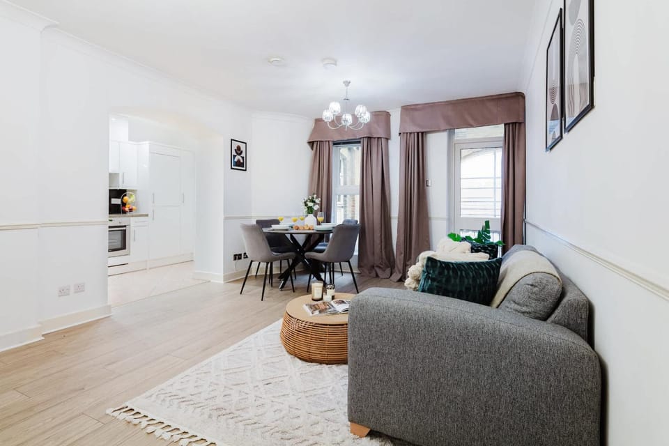 TV and multimedia, Kitchen or kitchenette, Living room, Seating area, Dining area