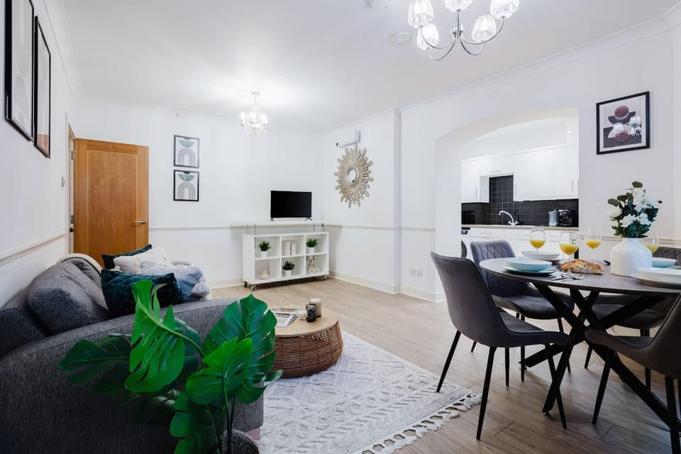 Communal lounge/ TV room, TV and multimedia, Living room, Seating area, Dining area, Evening entertainment