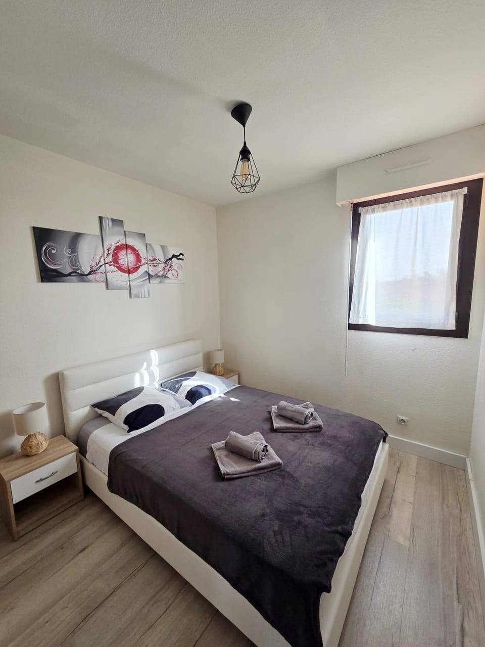 Bed, Bedroom, towels