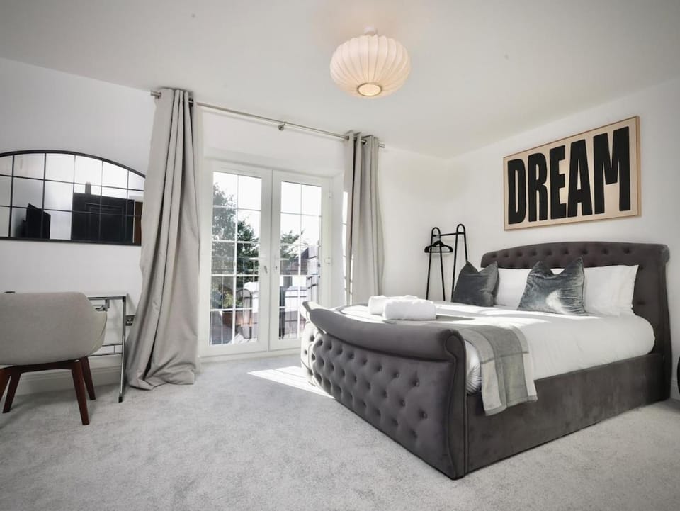 Premium 4BR I Near Golf Course I Fast Wi-Fi & Free Parking House in England