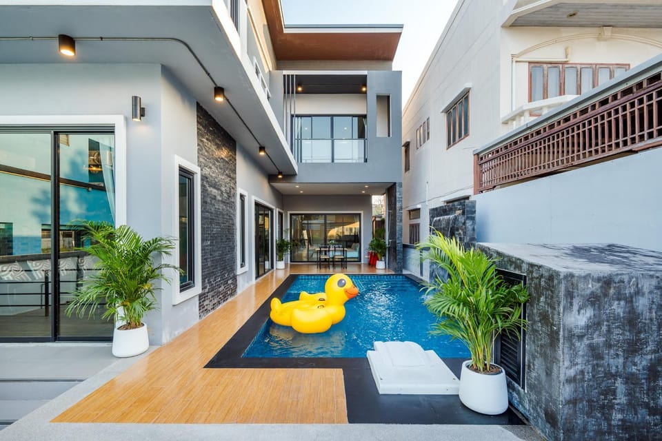 Property building, Day, Pool view, Swimming pool