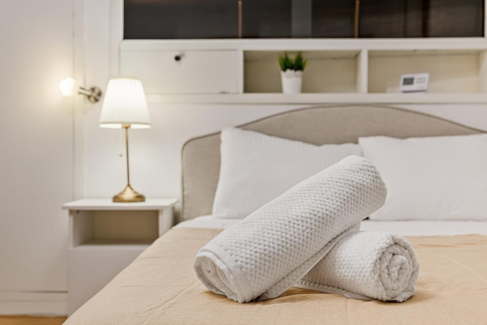 Walter Grand Suite with Balcony and Free Parking Apartment in Bucharest