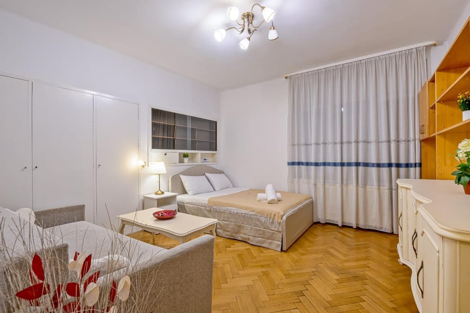 Walter Grand Suite with Balcony and Free Parking Apartment in Bucharest