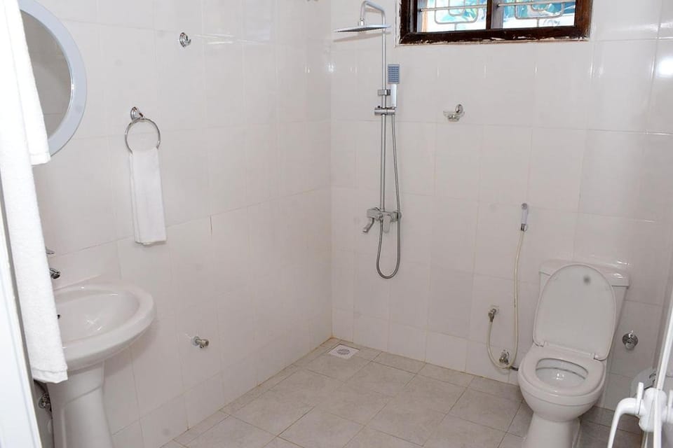 Shower, Toilet, Bathroom, bidet, towels