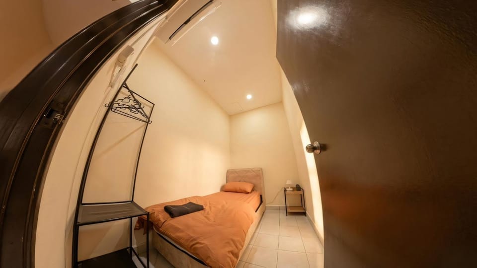 Bed, Bedroom, internet, internet, internet, towels, wardrobe, air conditioner
