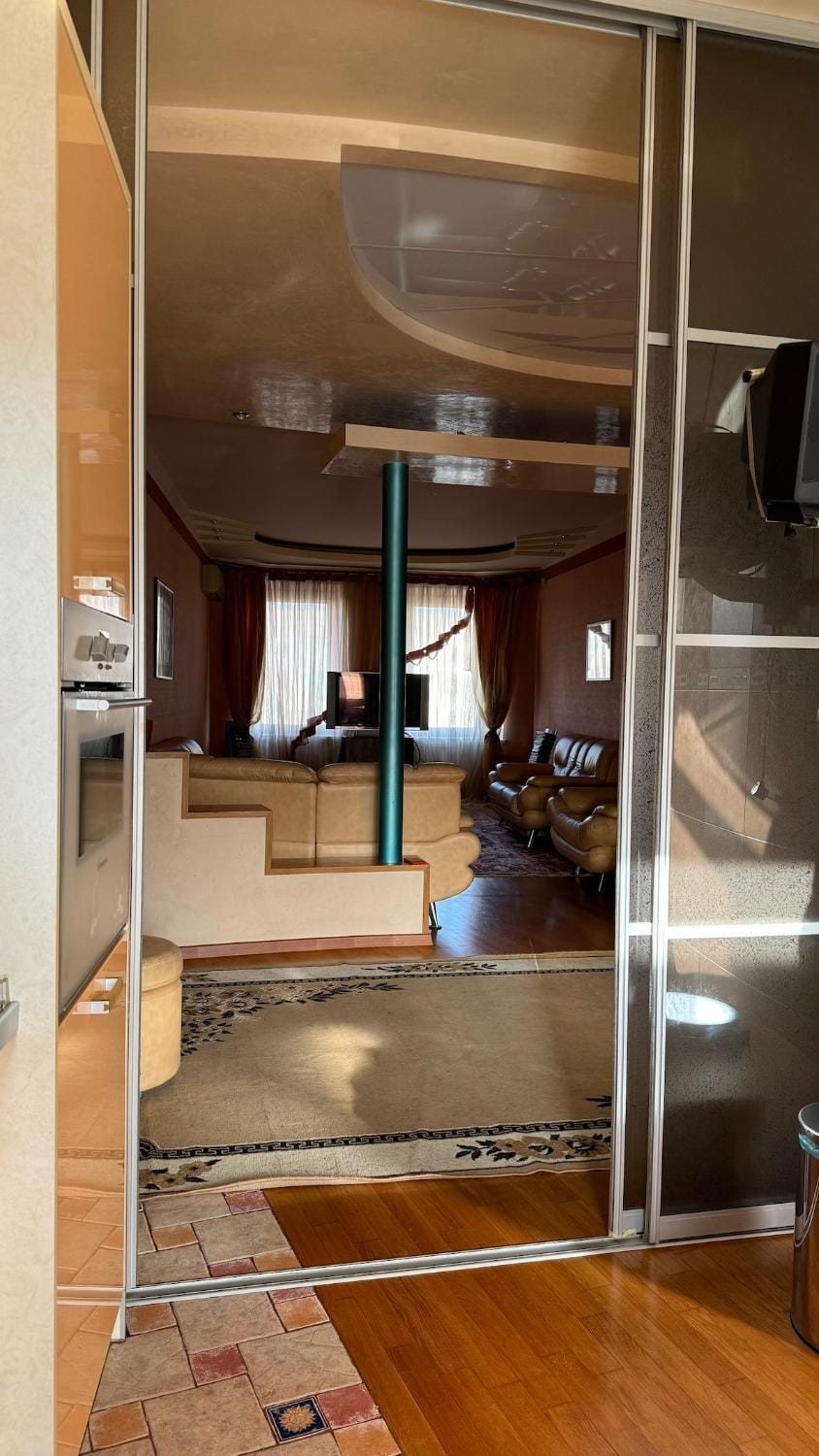 Spacious 4-Bedroom Apartment Near Center & Arcadia Apartment in Odessa