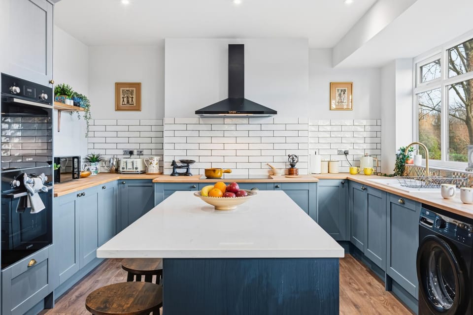 Kitchen or kitchenette, oven, toaster, washing machine